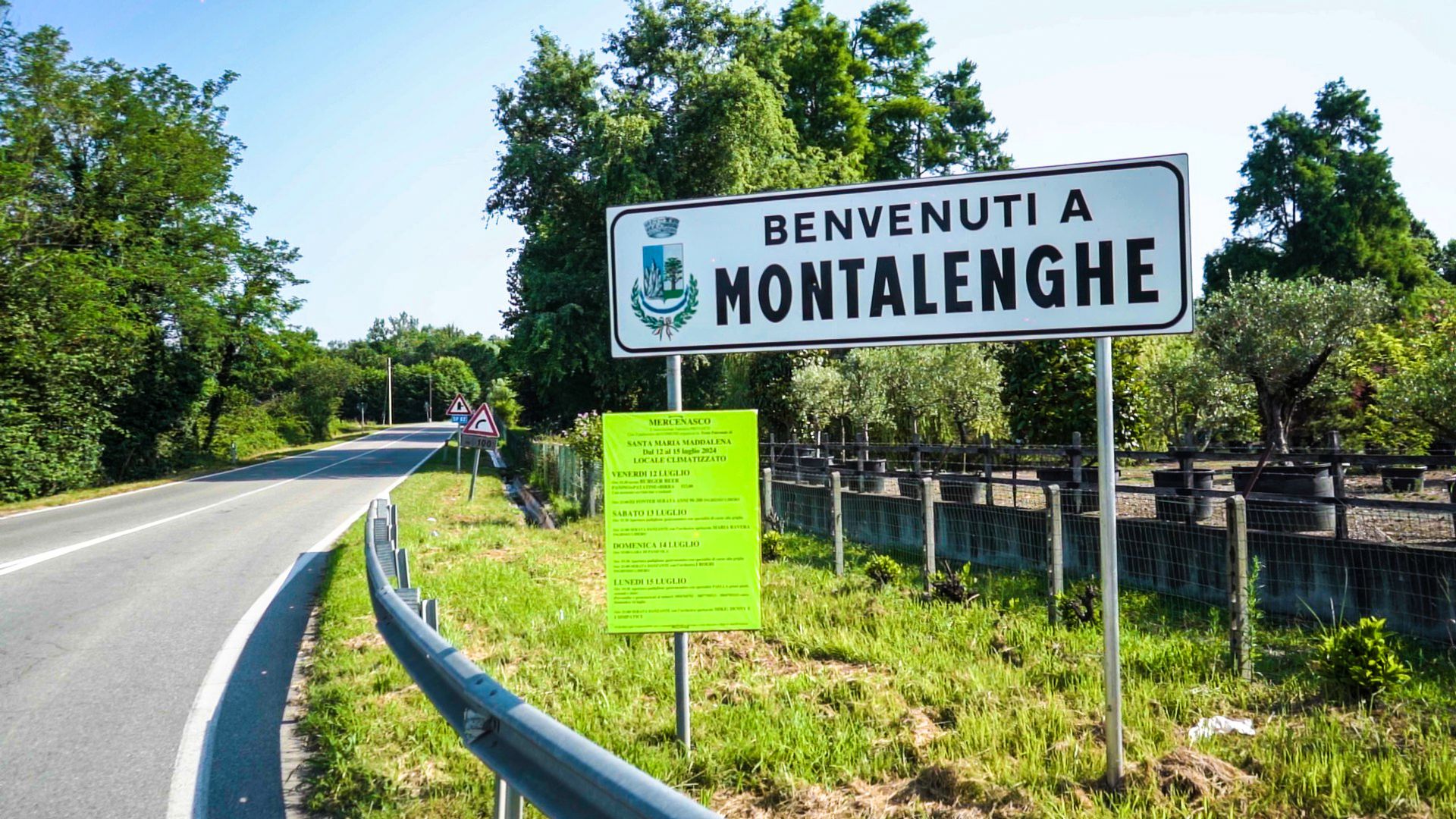 Cartello stradale "Benvenuti a Montalenghe" a bordo strada
