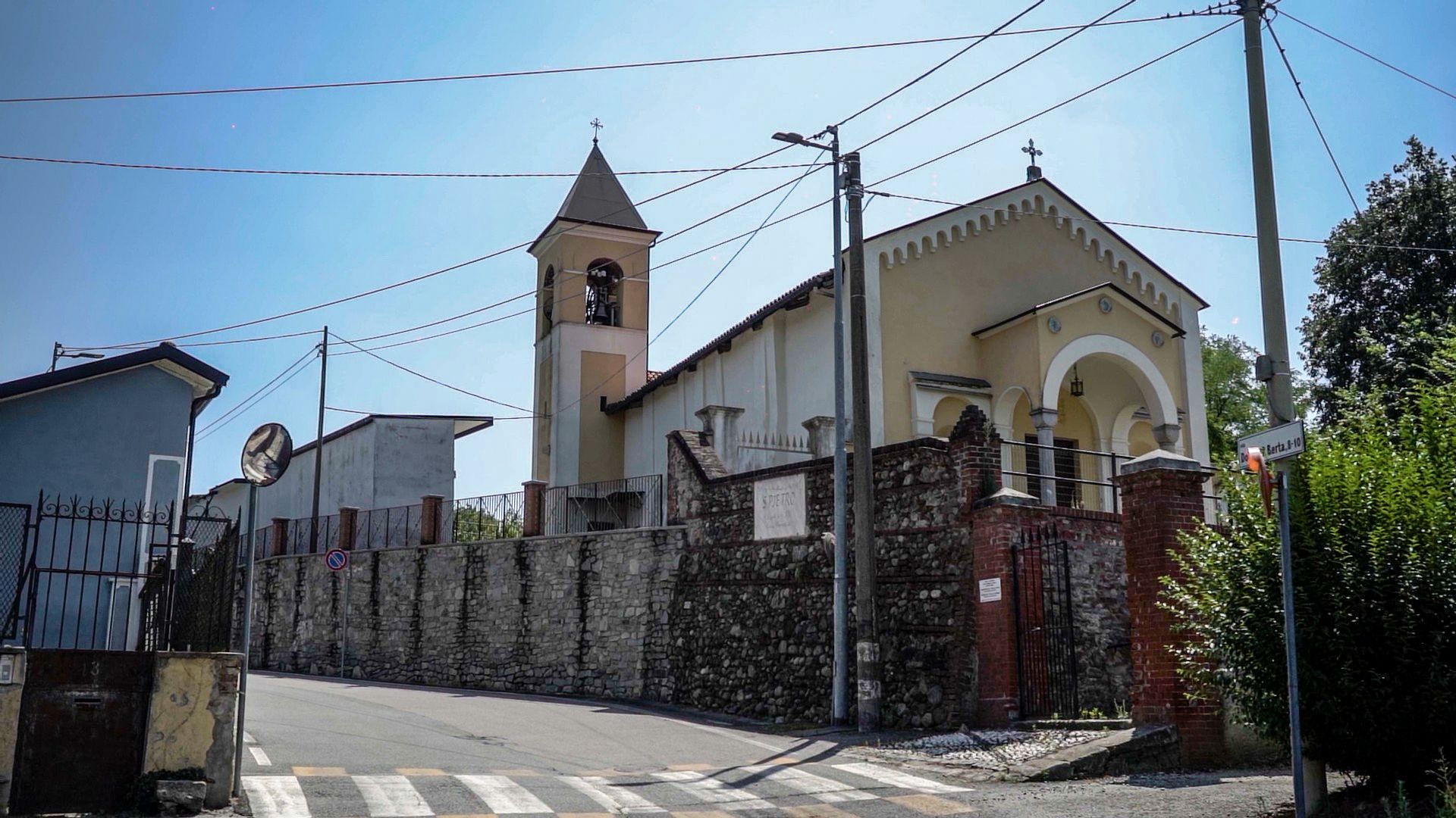 Chiesa cimiteriale di San Pietro e tappa di antichi pellegrinaggi
