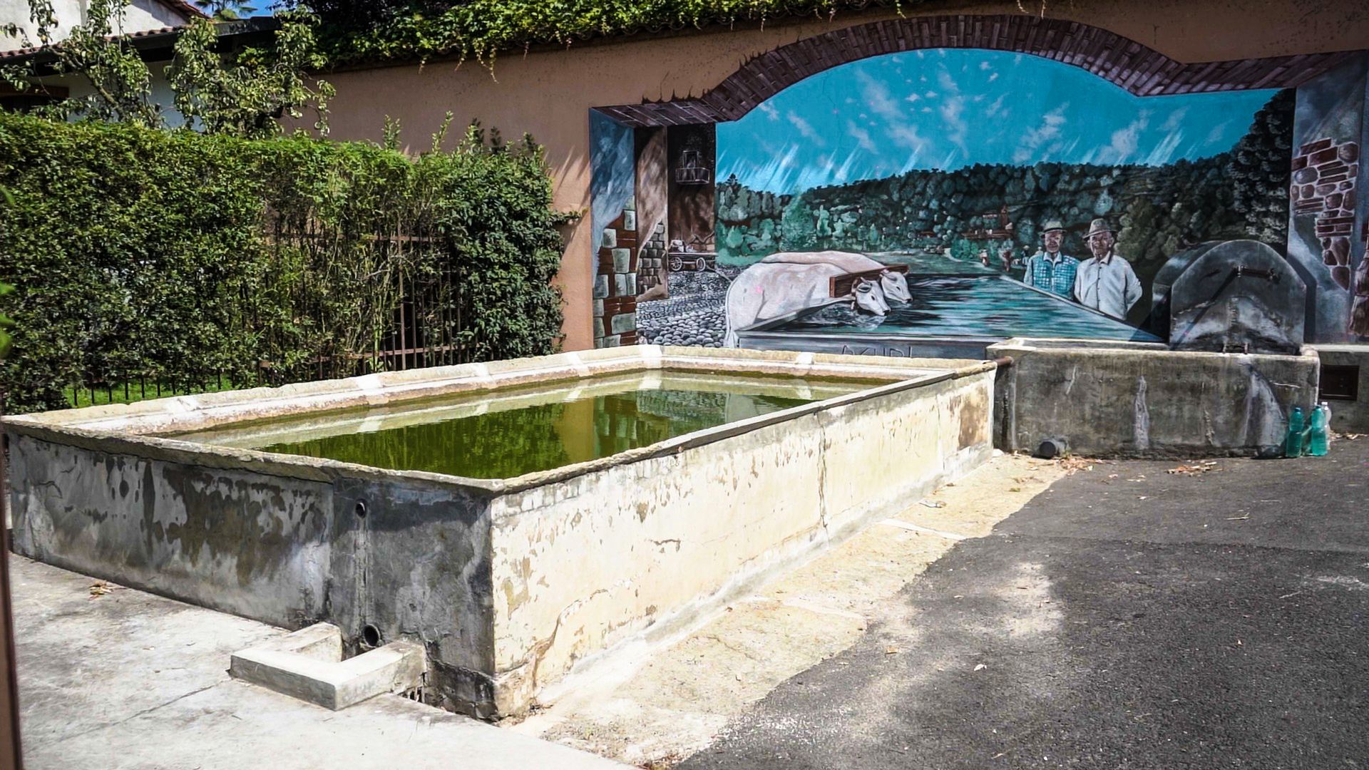 Abbeveratoio, antica fonte e murale di vita contadina in via Trionfo
